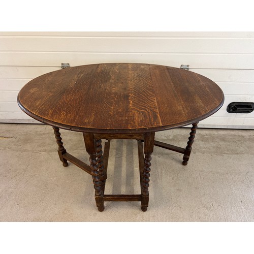 1353 - A vintage dark oak, drop leaf, barley twist gate leg table. Approx. 71 x 120 x 92cm fully extended.