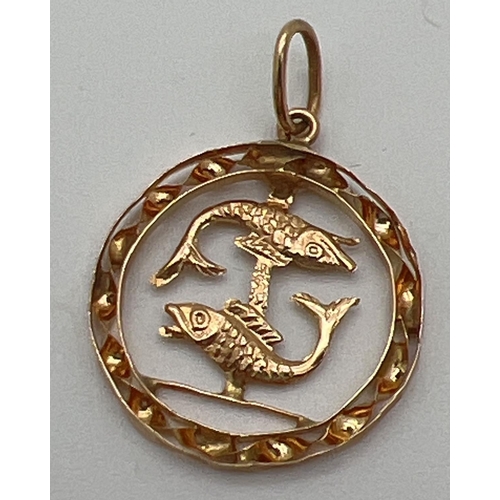 92 - An 18ct gold Pisces sign of the zodiac pierced work circular shaped pendant with hanging bale. Marke... 