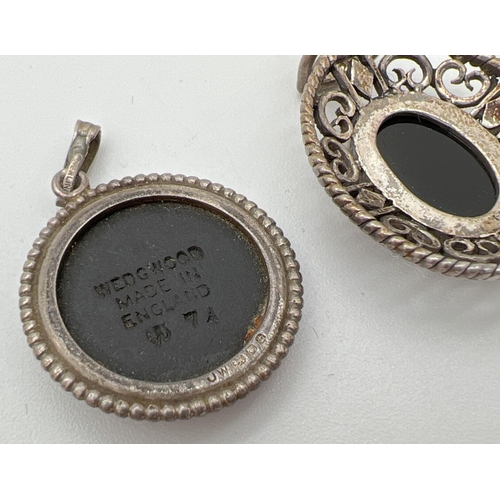 34 - 2 vintage silver pendants. A black Jasperware circular shaped pendant, by Wedgwood, together with an... 