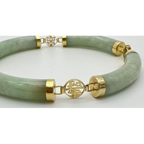 49 - A 14ct gold and pale green jade bracelet. Long curved jade beads with capped ends and alternating go... 