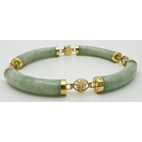 49 - A 14ct gold and pale green jade bracelet. Long curved jade beads with capped ends and alternating go... 