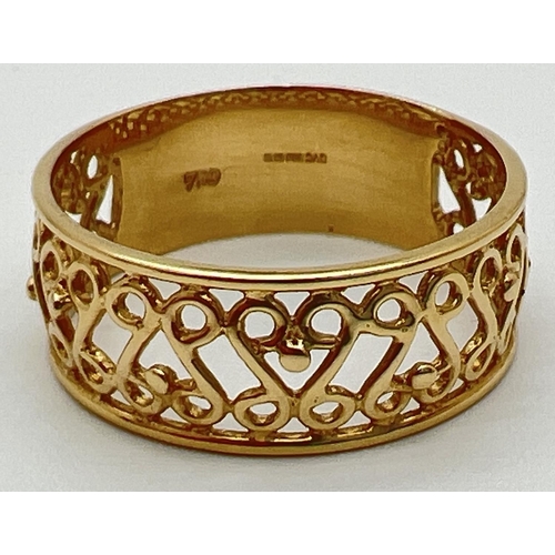 50 - An 18ct gold pierced work band ring with scroll decoration & empty cartouche. Full hallmarks to insi... 