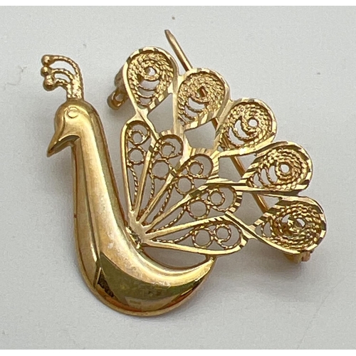 64 - A 9ct gold filigree style brooch in the shape of a peacock. Hallmarked on pin fastening. Approx. 2.7... 