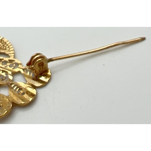 64 - A 9ct gold filigree style brooch in the shape of a peacock. Hallmarked on pin fastening. Approx. 2.7... 