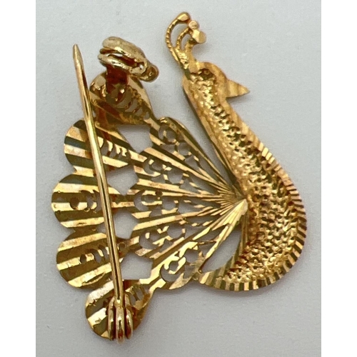 64 - A 9ct gold filigree style brooch in the shape of a peacock. Hallmarked on pin fastening. Approx. 2.7... 