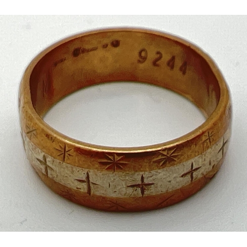 85 - A vintage duo coloured 9ct gold wedding band with engraved star pattern. Ring misshapen, size M. Tot... 