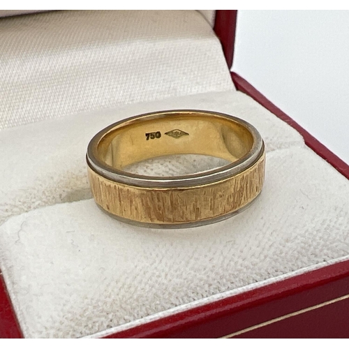 95 - A 18K duo coloured gold band/wedding ring with bark effect pattern. Full hallmarks to inside of band... 