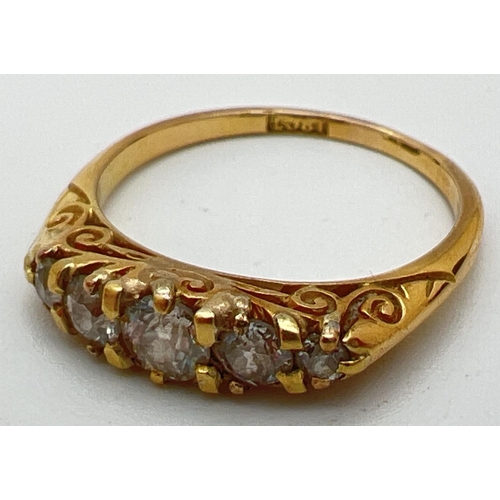 105 - An antique 18ct gold .50ct diamond ring. 5 graduating round cut diamonds in a boat style mount with ... 