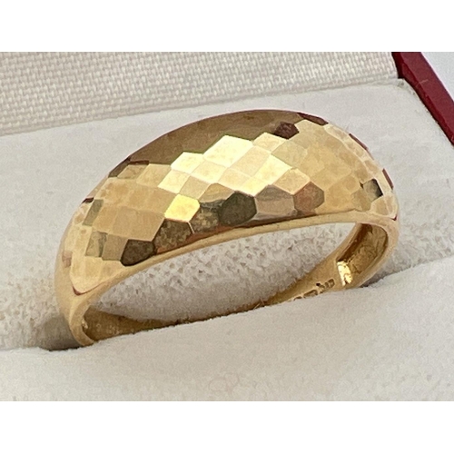 109 - A 18ct gold dome style checkerboard patterned dress ring. Full hallmarks to inside of band. Size R, ... 