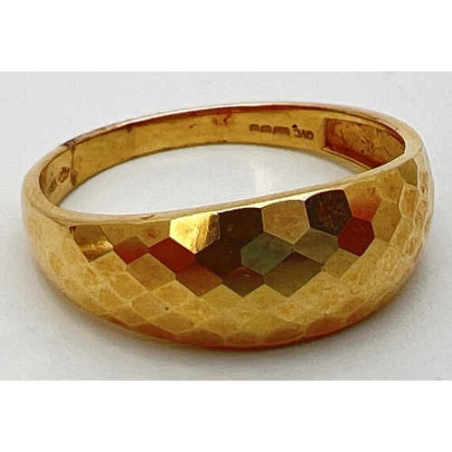 109 - A 18ct gold dome style checkerboard patterned dress ring. Full hallmarks to inside of band. Size R, ... 