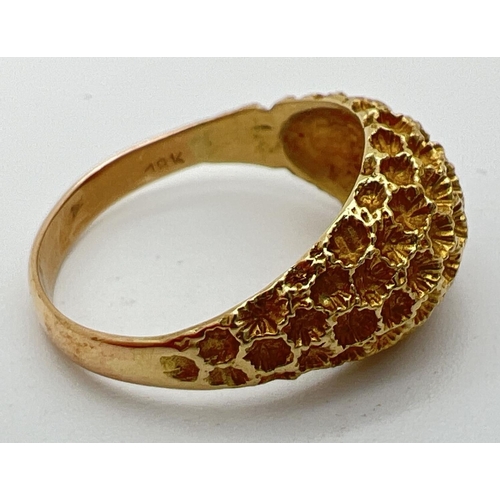 17 - A vintage 18K gold dome style ring with honeycomb design to top. Gold mark to inside of band. Size S... 