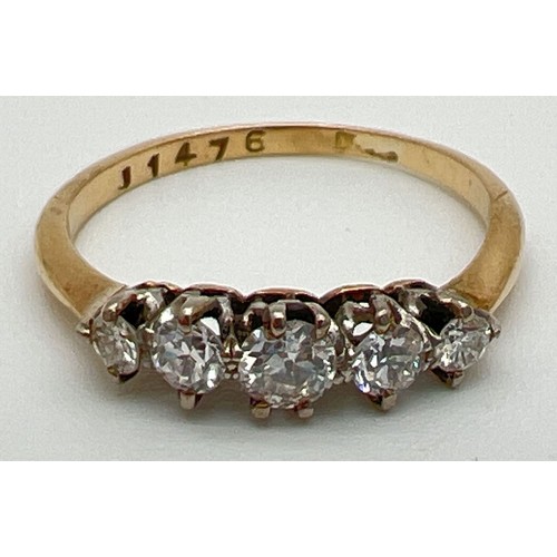 123 - An antique 18ct gold 5 stone diamond engagement/dress ring. 5 diamonds in graduating sizes, total .4... 