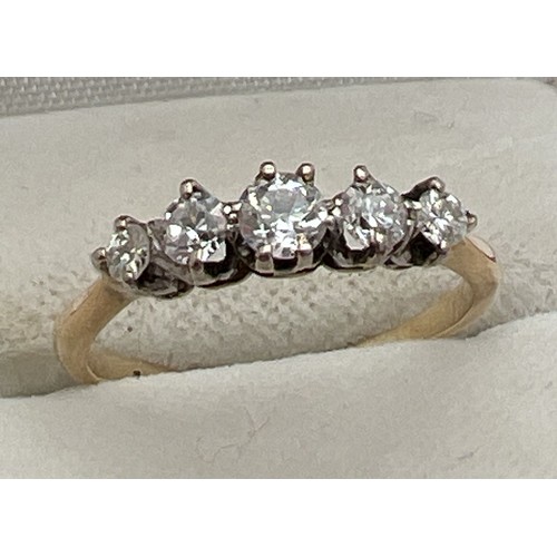 123 - An antique 18ct gold 5 stone diamond engagement/dress ring. 5 diamonds in graduating sizes, total .4... 