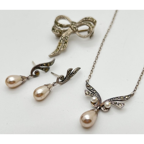 1130 - A vintage faux pearl drop fixed pendant necklace with matching drop style earrings. Both set with ma... 