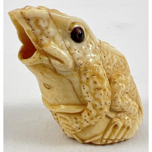 1257 - A carved bone? netsuke in the from of a frog sitting on a lily pad, with open mouth. Approx. 5cm tal... 