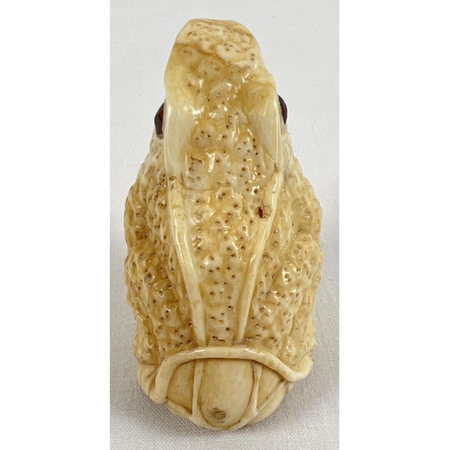 1257 - A carved bone? netsuke in the from of a frog sitting on a lily pad, with open mouth. Approx. 5cm tal... 