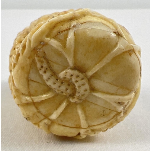 1257 - A carved bone? netsuke in the from of a frog sitting on a lily pad, with open mouth. Approx. 5cm tal... 