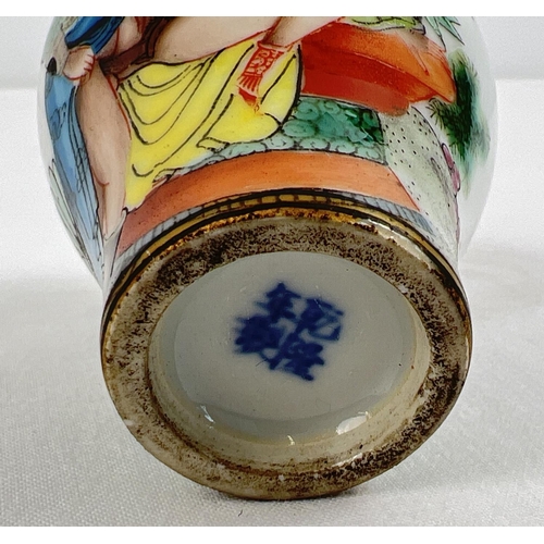 1260 - A small Chinese ceramic snuff bottle with painted erotic scene. Gilt painted stopper and top rim. Ha... 