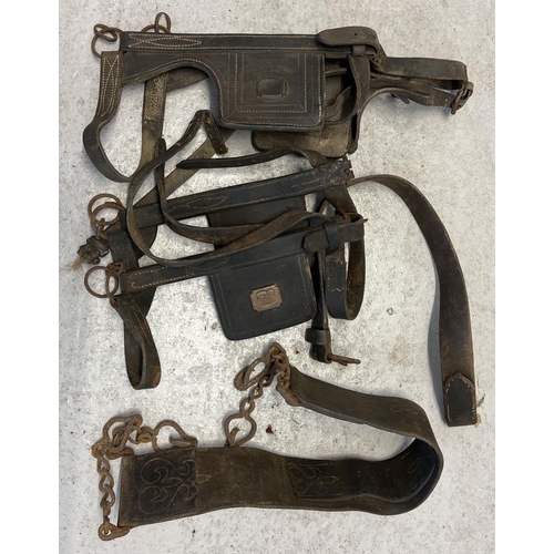 1309 - A collection of vintage heavy horse leather straps and harness to include Blinkers/blinders.