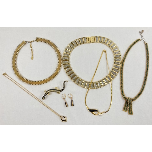 1068 - A collection of gold tone vintage jewellery. To include stone set necklaces, Lizzard brooch and a Cl... 