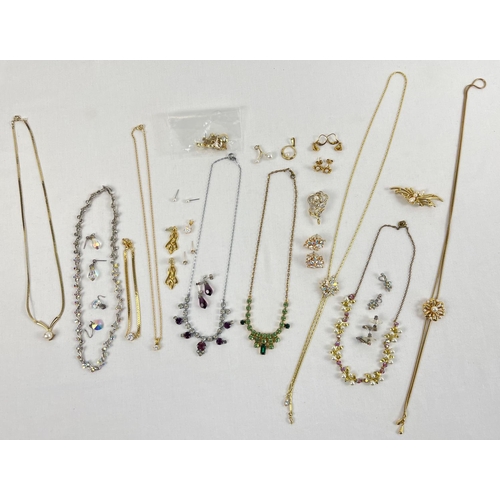 1078 - A collection of modern and vintage stone set jewellery. To include diamante and faux pearl. Lot incl... 