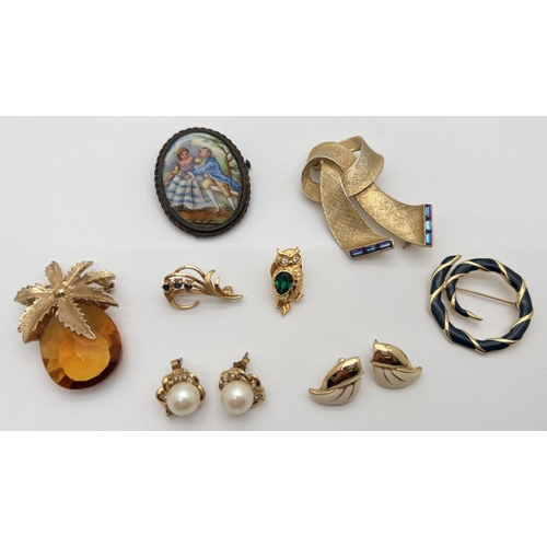 1123 - 8 vintage costume jewellery pairs of earrings and brooches, by various designers. To include example... 