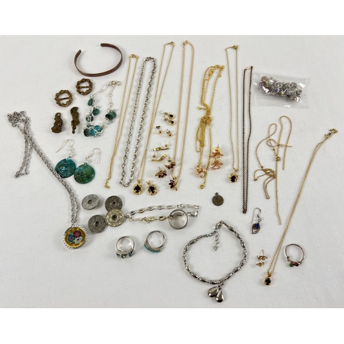 1061 - A collection of assorted costume jewellery to include necklaces, earrings and pendants. Many stone s... 