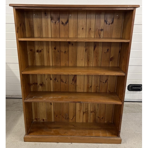 1371 - A modern pine open fronted bookcase with 3 adjustable shelves and tongue & groove panelled back. App... 