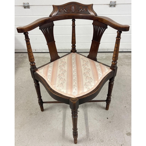 1382 - A Victorian dark wood corner chair with carved detail to back and fanned spindle design. Turned legs... 