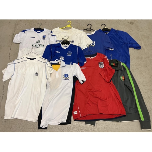 1278 - A collection of assorted football shirts and sports clothing. To include Everton FC t shirts, Englan... 