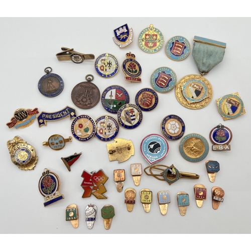 1292 - A collection of vintage and modern badges, jewels, awards and lapel pins. To include masonic, sports... 