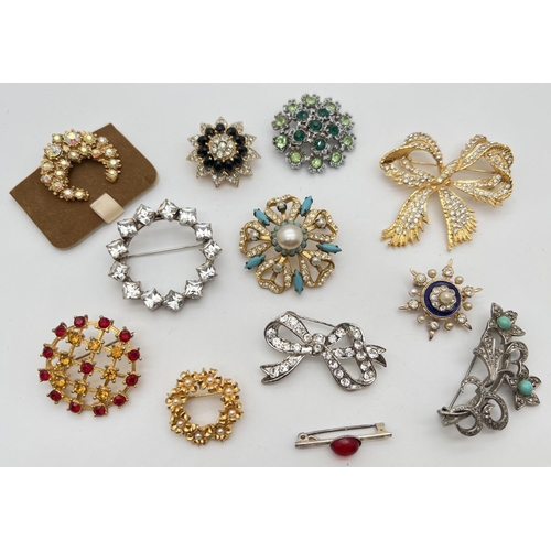 1107 - A collection of 12 assorted vintage stone set costume jewellery brooches.