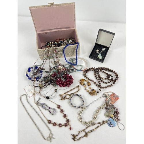 1110 - A quantity of assorted costume jewellery necklaces, some new with tags, together with a jewellery bo... 