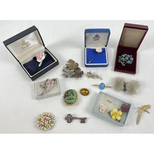 1113 - 16 assorted costume jewellery boxed and unboxed brooches.  To include ceramic, stone set and filigre... 