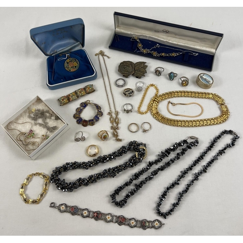 1117 - A collection of assorted vintage & modern costume jewellery items. To include bracelets, rings, neck... 