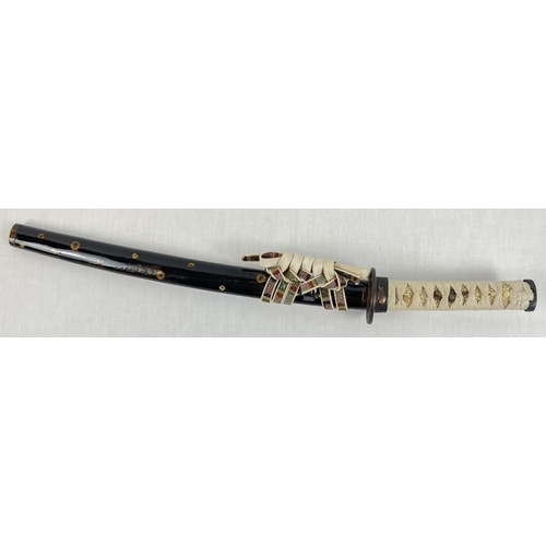 1264 - A Muromachi Japanese Wakizashi sword with : urushi black saya/scabbard with seashell motifs. Handle ... 