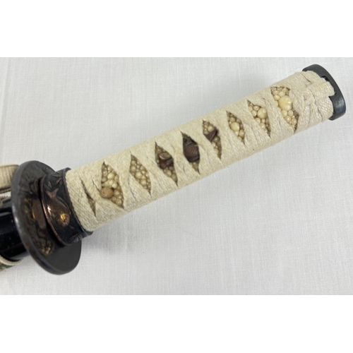 1264 - A Muromachi Japanese Wakizashi sword with : urushi black saya/scabbard with seashell motifs. Handle ... 