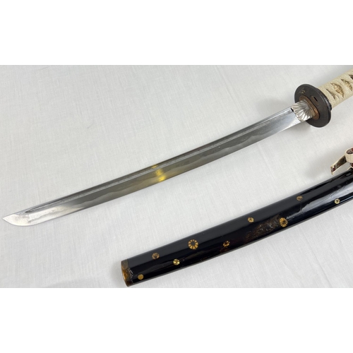 1264 - A Muromachi Japanese Wakizashi sword with : urushi black saya/scabbard with seashell motifs. Handle ... 