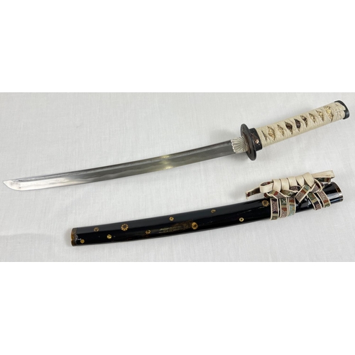 1264 - A Muromachi Japanese Wakizashi sword with : urushi black saya/scabbard with seashell motifs. Handle ... 