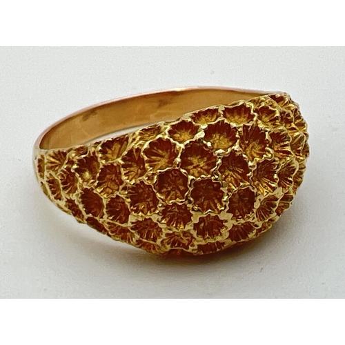 161 - A vintage 18K gold dome style ring with honeycomb design to top. Gold mark to inside of band. Size S... 