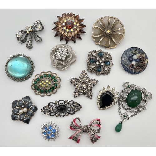 1015 - 15 assorted vintage larger sized statement brooches, to include stone set examples.