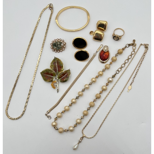 1018 - A collection of assorted vintage gold tone jewellery items, to include Sarah Coventry necklace, ring... 