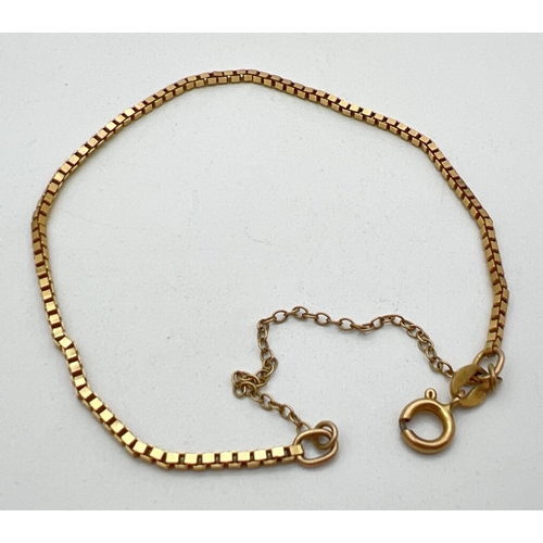 1028 - A 9ct gold box chain 7.5 inch bracelet with spring style clasp (needs attention). Total weight appro... 