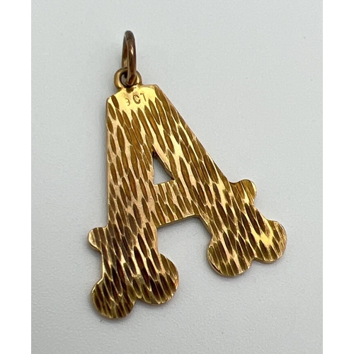 1030 - A vintage 9ct gold large initial 