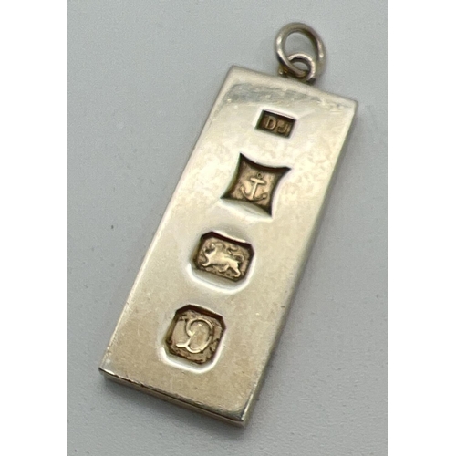 1057 - A vintage silver ingot pendant hallmarked Birmingham 1978. Approx 4cm long (including bale), total w... 