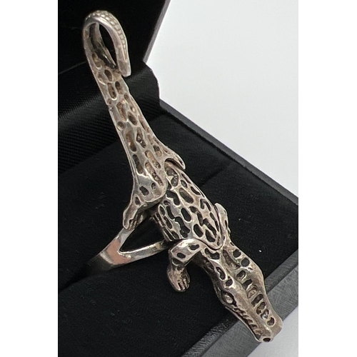 1058 - A silver modern design articulated alligator ring. Silver marks to inside, ring size T. Total weight... 