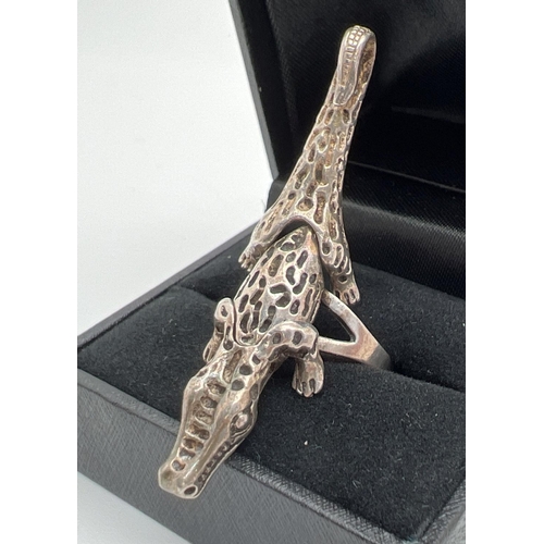 1058 - A silver modern design articulated alligator ring. Silver marks to inside, ring size T. Total weight... 