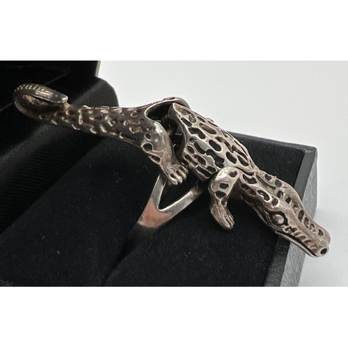 1058 - A silver modern design articulated alligator ring. Silver marks to inside, ring size T. Total weight... 