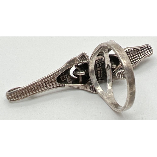 1058 - A silver modern design articulated alligator ring. Silver marks to inside, ring size T. Total weight... 