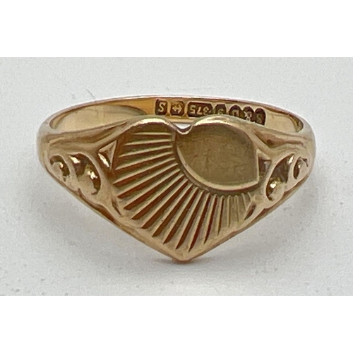 1059 - A vintage 9ct gold heart shaped signet ring with sun-ray decoration and small empty cartouche. Scrol... 